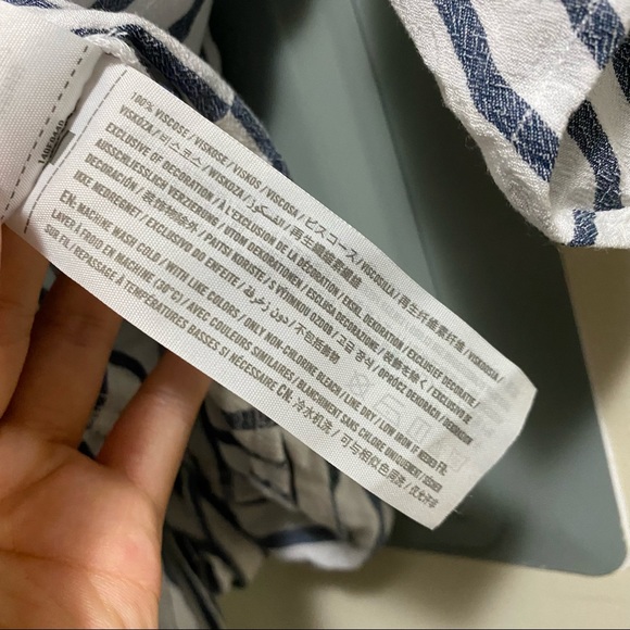 Offerme$5❗️ A&F White Size Small Short Sleeve Blouse with Navy Stripped pattern - Picture 7 of 7